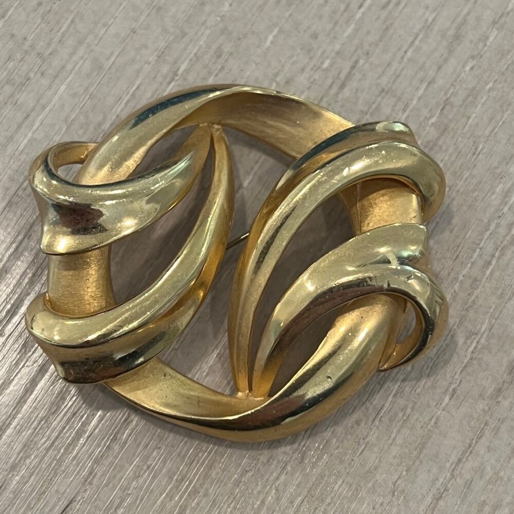 Vintage Femando Abstract Wreath Gold Brooch